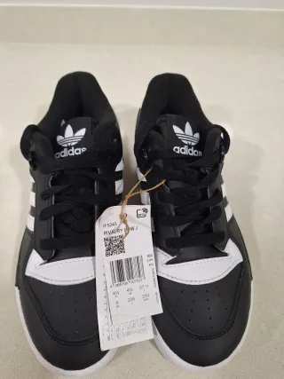 Zapatillas Adidas Talla 37.5 Negras y Blancas
