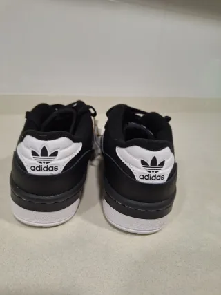 Zapatillas Adidas Talla 37.5 Negras y Blancas