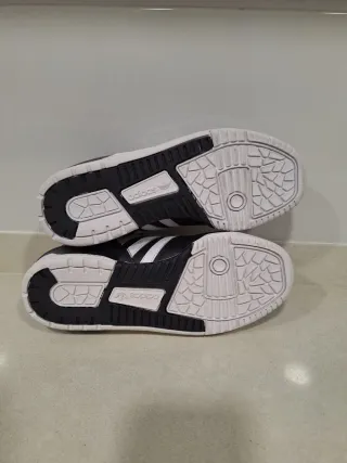 Zapatillas Adidas Talla 37.5 Negras y Blancas