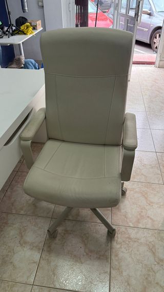 Silla de oficina piel beige