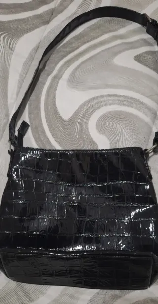 Borsa nera lucida in ecopelle  effetto coccodrillo