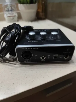 Interfaz de Audio Behringer Negra