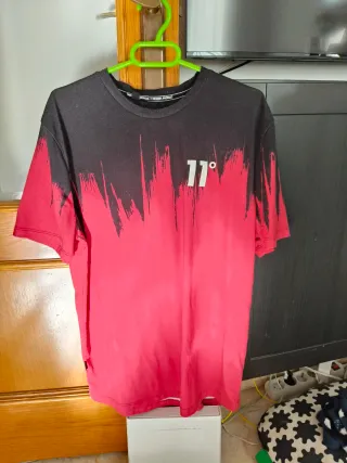 Camiseta 11 Degrees Roja y Negra Talla M