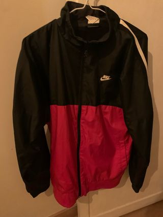 Chaqueta impermeable Nike negra y roja