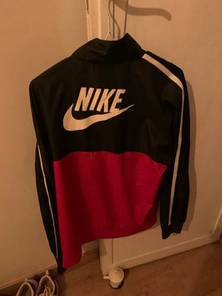 Chaqueta impermeable Nike negra y roja