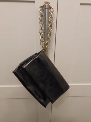 Bolso negro con cadena