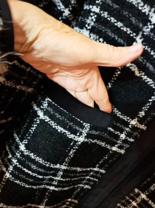 Abrigo cuadros blanco y negro cremallera