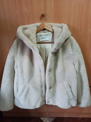 Abrigo pelo Stradivarius beige capucha