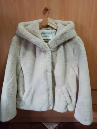 Abrigo pelo Stradivarius beige capucha