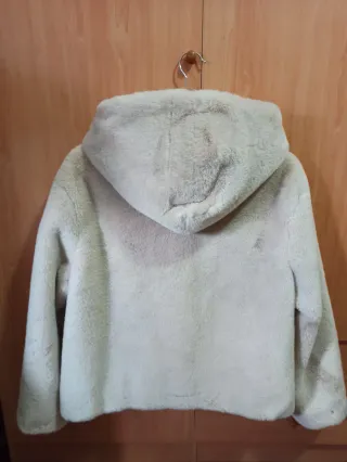 Abrigo pelo Stradivarius beige capucha