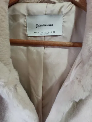 Abrigo pelo Stradivarius beige capucha