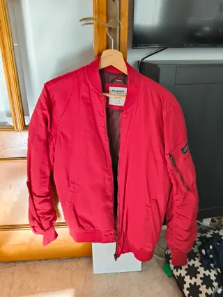 Chaqueta bomber roja Pull and Bear