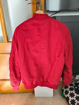 Chaqueta bomber roja Pull and Bear