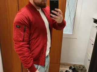 Chaqueta bomber roja Pull and Bear