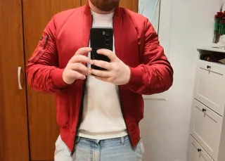 Chaqueta bomber roja Pull and Bear