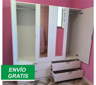 Armario blanco con puertas de espejo