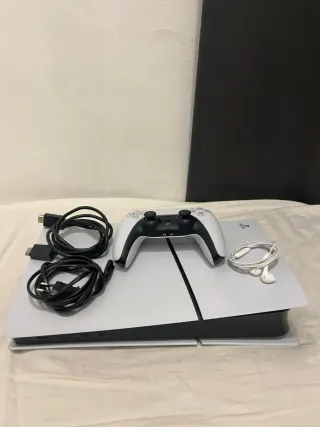 Consola PS5 con mando y cables