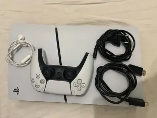 Consola PS5 con mando y cables