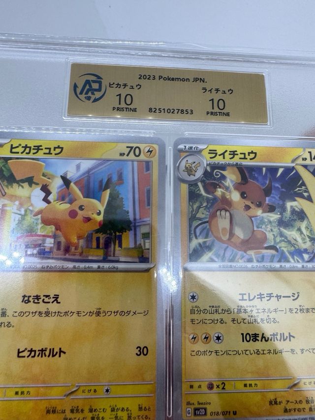 2 Cartas Pokémon Pikachu 2023 AP Grado 10