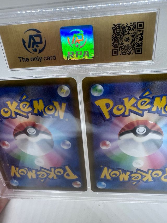 2 Cartas Pokémon Pikachu 2023 AP Grado 10