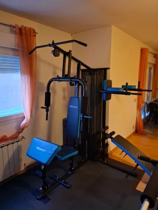 Máquina de gimnasio y accesorios.
