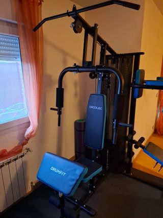Máquina de gimnasio y accesorios.