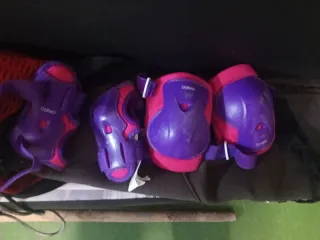 Rodilleras y coderas Oxelo moradas y fucsia