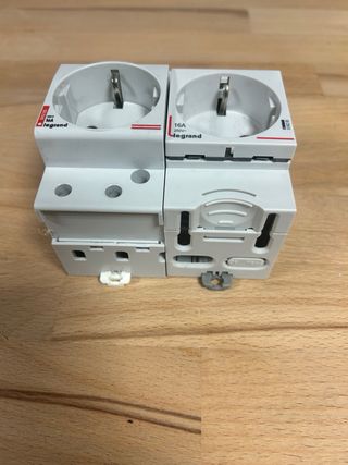 Enchufe Legrand 2P+T 16A Carril DIN.