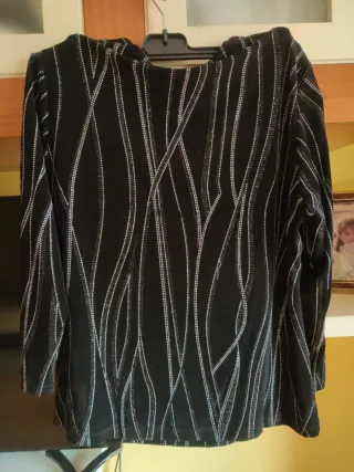 Camisa negra con detalles brillantes