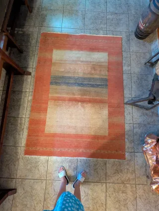 Alfombra en tonos beige y naranja