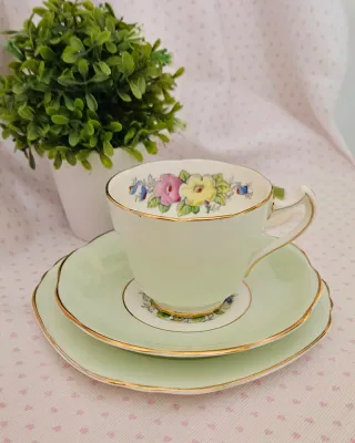 Trio da tè Royal Crown verde e fiori