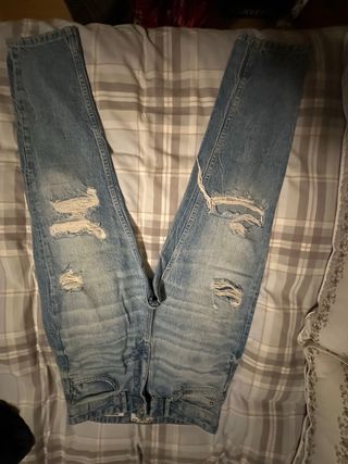 Pantalón vaquero chico PULL&BEAR desgastado