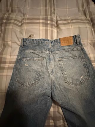 Pantalón vaquero chico PULL&BEAR desgastado