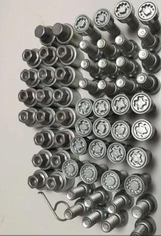 Se vende tornillos antirrobo VW GOLF MK7 AUDI SEAT