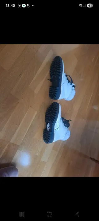 Botas blancas con cordones marrones talla 37.