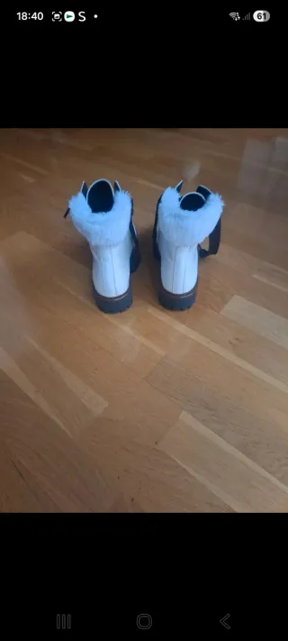 Botas blancas con cordones marrones talla 37.