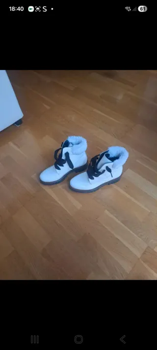 Botas blancas con cordones marrones talla 37.