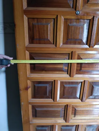 Puerta de madera maciza