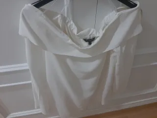 Blusa Massimo Dutti hombros descubiertos marfil