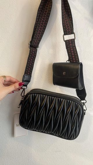 Bolso negro con monedero y correa