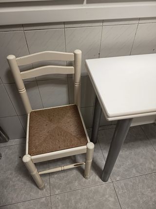 Tavolo da cucina con 2 sedie e 2 sgabelli