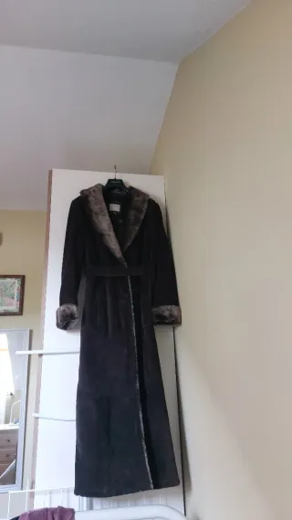 Abrigo largo marrón con pelo