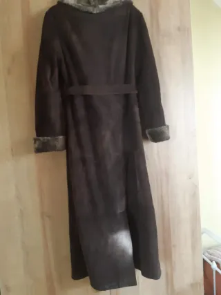 Abrigo largo marrón con pelo