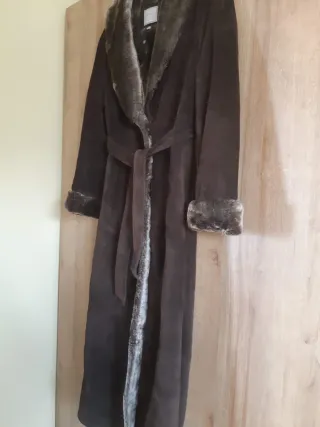 Abrigo largo marrón con pelo