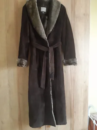 Abrigo largo marrón con pelo