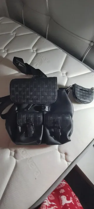 Mochila pequeña negra con monedero