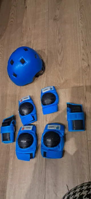 Casco y protecciones patinaje infantil azul