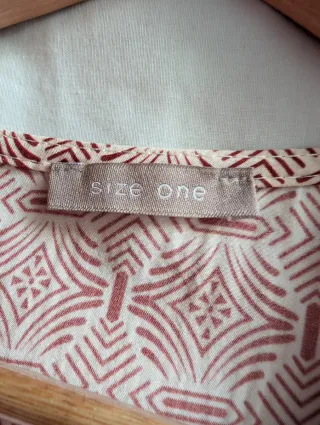 Vestido de verano muy cómodo tonos beige y rojo