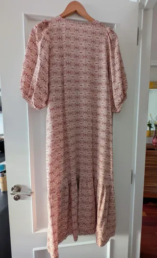 Vestido de verano muy cómodo tonos beige y rojo