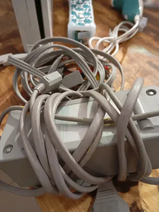 Consola Nintendo Wii con mandos y cables